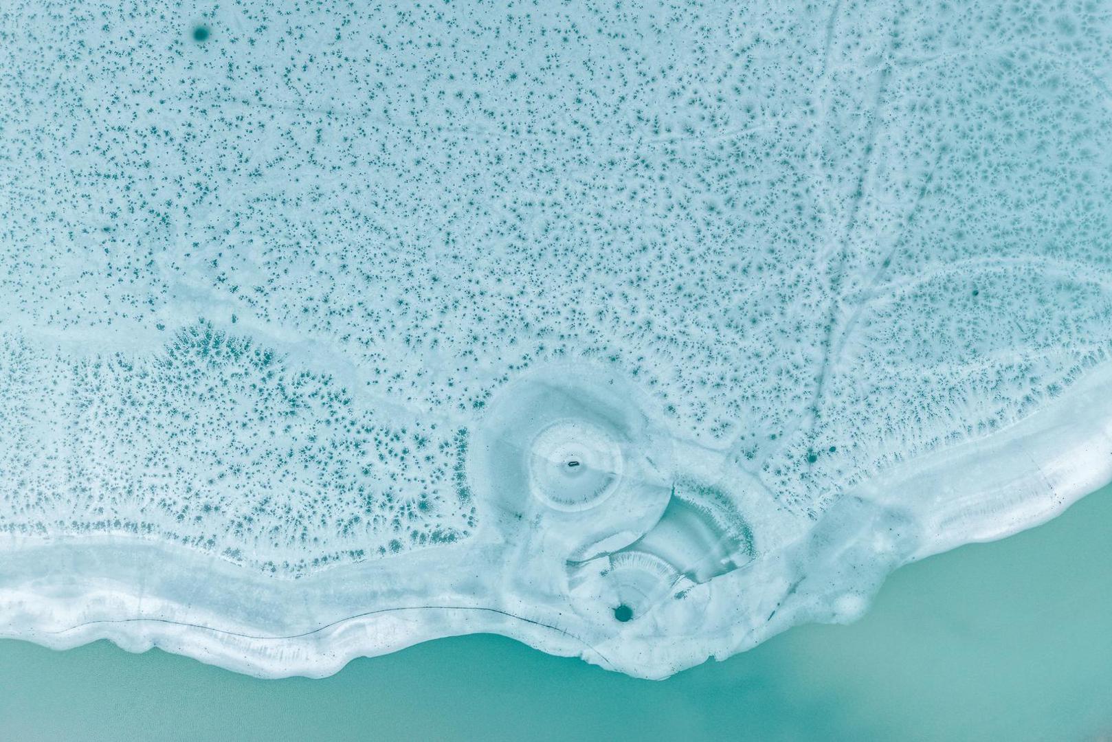 Jezero Nula kod Vareša, poznatije kao jezero Smreka, prelijepi biser Bosne i Hercegovine, djelomično je zaleđeno. 
