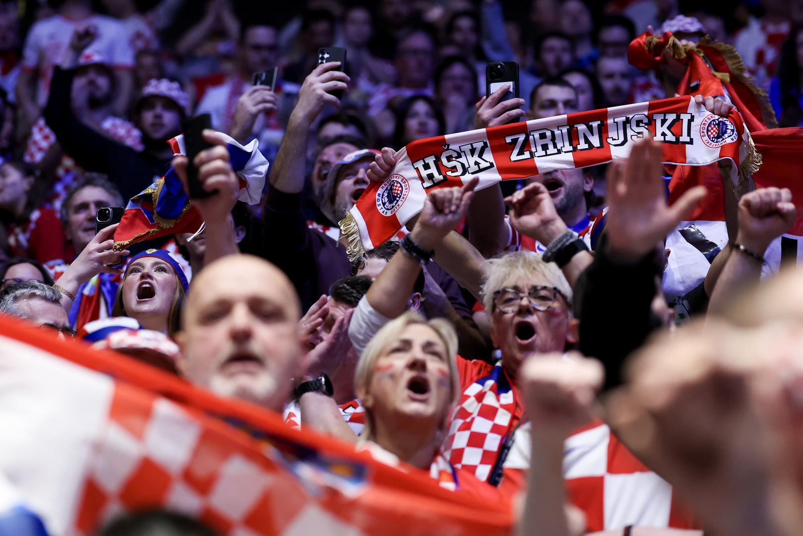 Hrvatski rukometaši rekli su kako ih nije briga s kim će igrati u polufinalu, a svoju veliku pobjedu proslavili su u društvu navijača i svojih omiljenih navijača.
