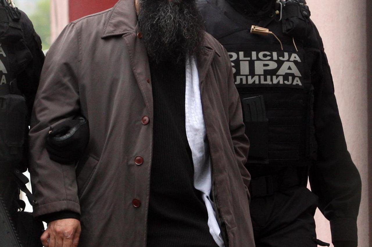 Banjaluka 03.09.2014 Pripadnici SIPA privode Bilala Bosnica u prostorije SIPE u Banjaluci