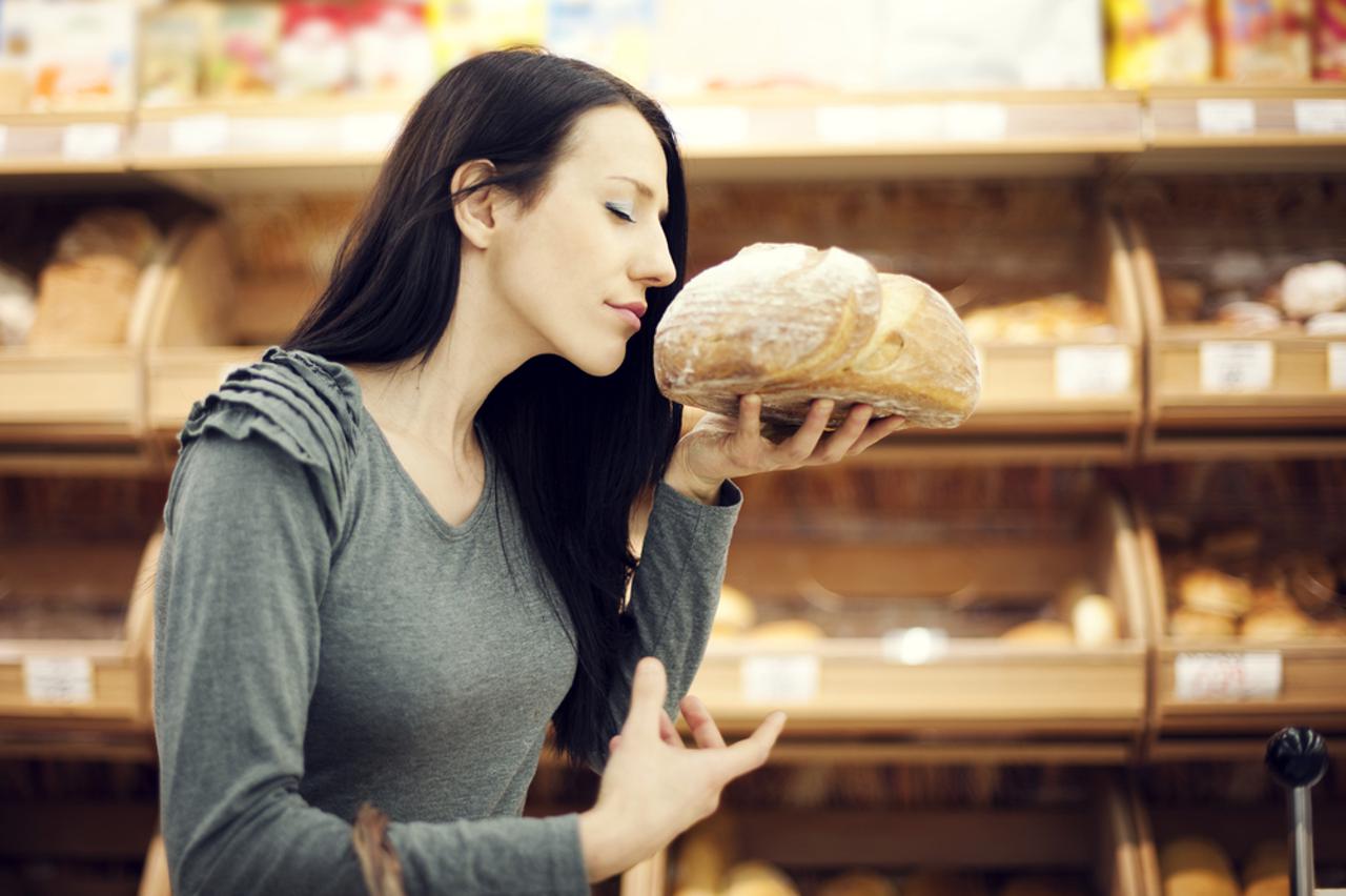 Žena jede kruh