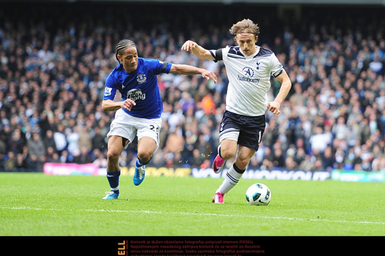 \'Everton\'s Steven Pienaar (left) and Tottenham Hotspur\'s Luka Modric (right) Photo: Press Association/Pixsell\'