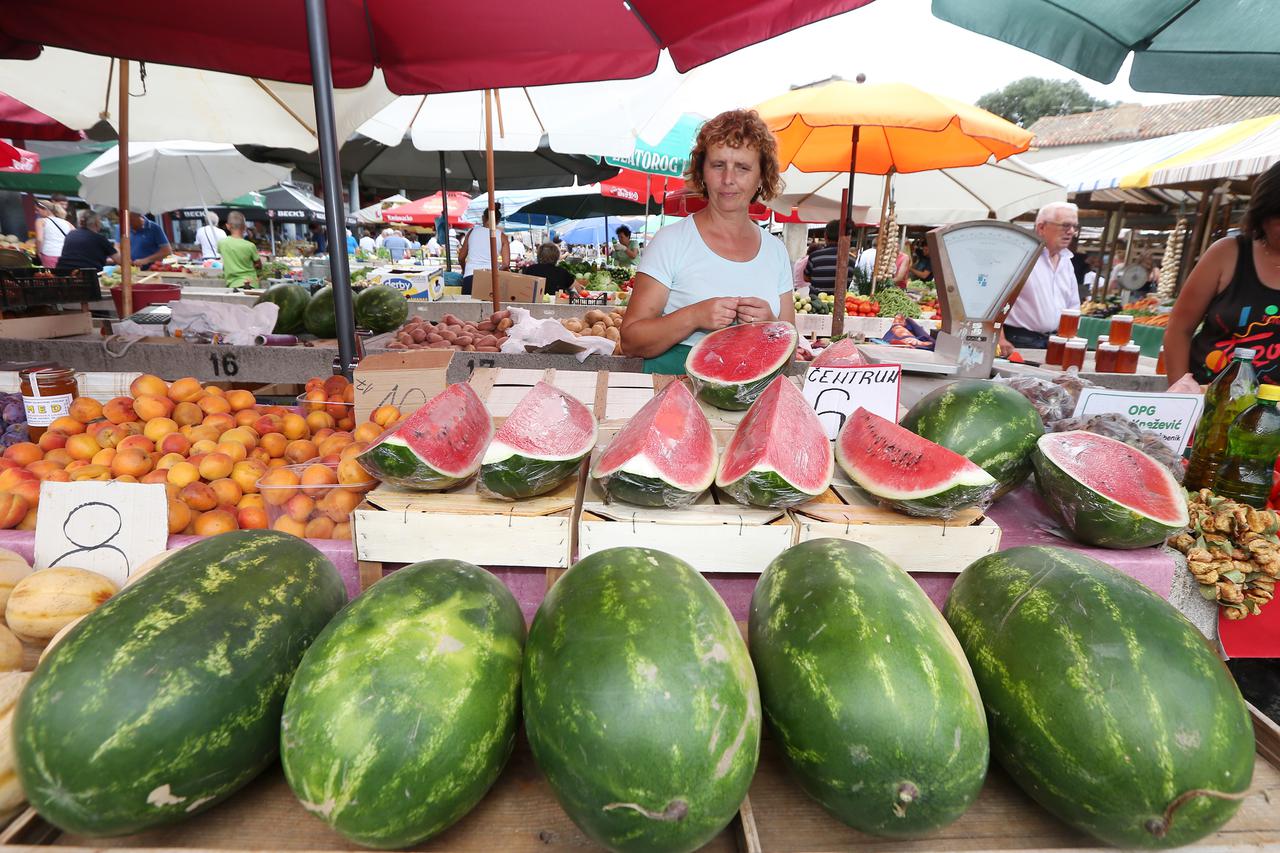 14.07.2016., Sibenik - Bogata ponuda voca i povrca na trznici. Photo: Dusko Jaramaz/PIXSELL