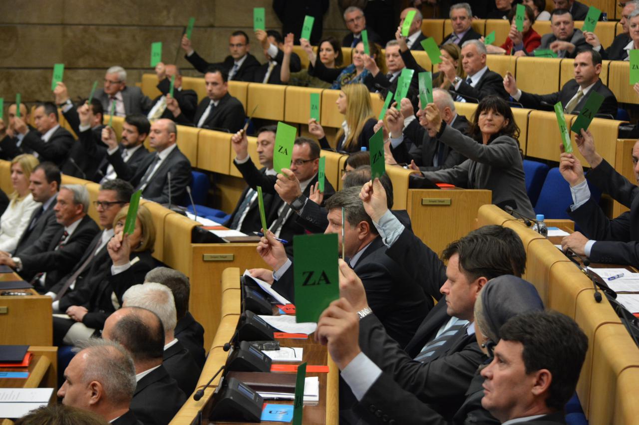 SARAJEVO, 31. marta (FENA) - Predstavnicki dom Federalnog parlamenta poceo je danas vanredno zasjedanje na kojem treba da potvrdi imenovanje nove Vlade Federacije BiH. FOTO FENA/ALMIR RAZIC