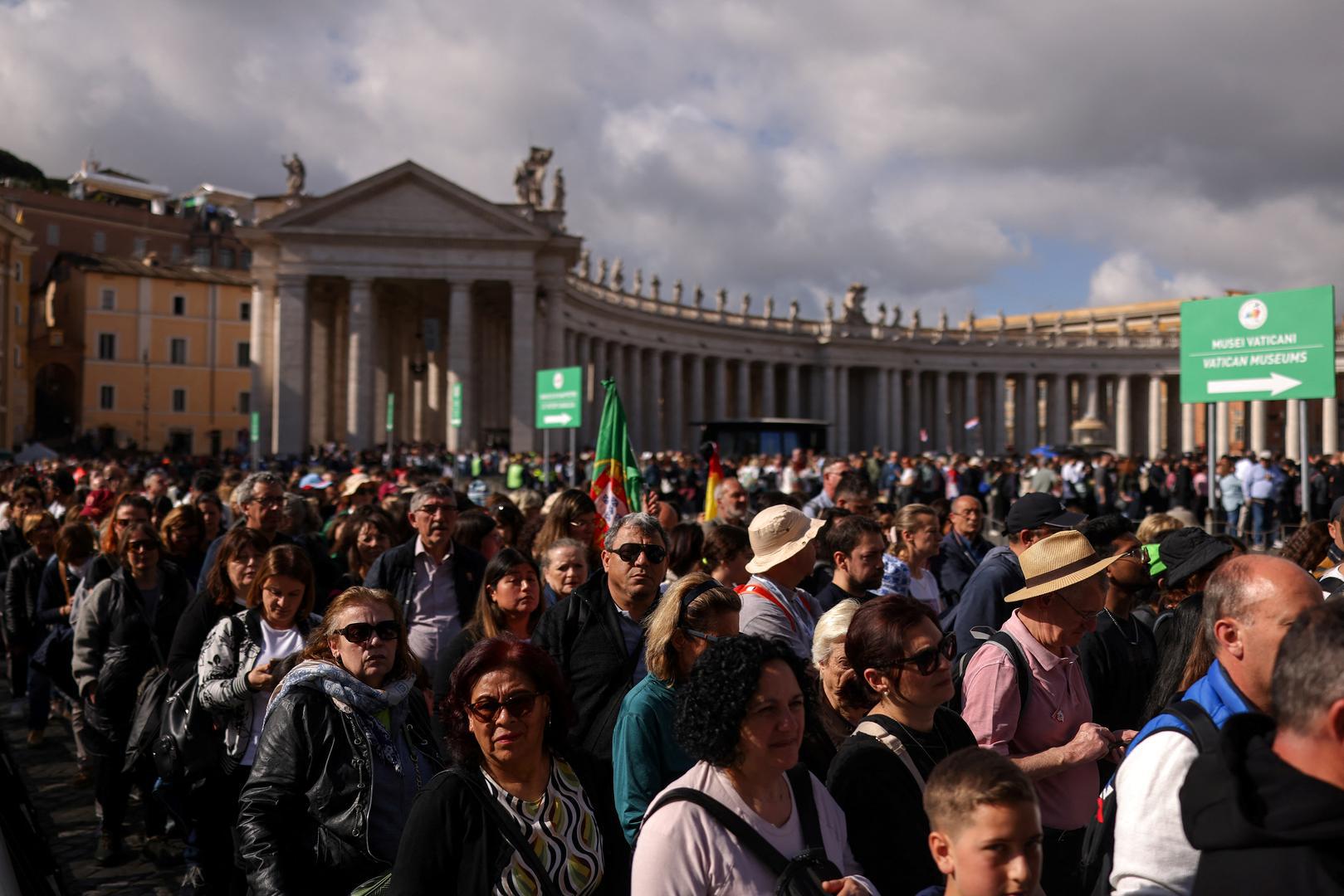 Tijelo 88-godišnjeg pape, koji je umro u ponedjeljak u svojim sobama u vatikanskom Domu sv. Marte nakon što je pretrpio moždani udar, u srijedu je u svečanoj procesiji preneseno u baziliku sv. Petra. Od tada se gotovo 130.000 ljudi iz cijelog svijeta oprostilo od Pape, priopćio je Vatikan. - Čekamo satima i satima, ali ne osjećamo umor, ne osjećamo glad, ne osjećamo žeđ -  rekao je brat Wando, 40-godišnji brazilski kapucinski redovnik.
