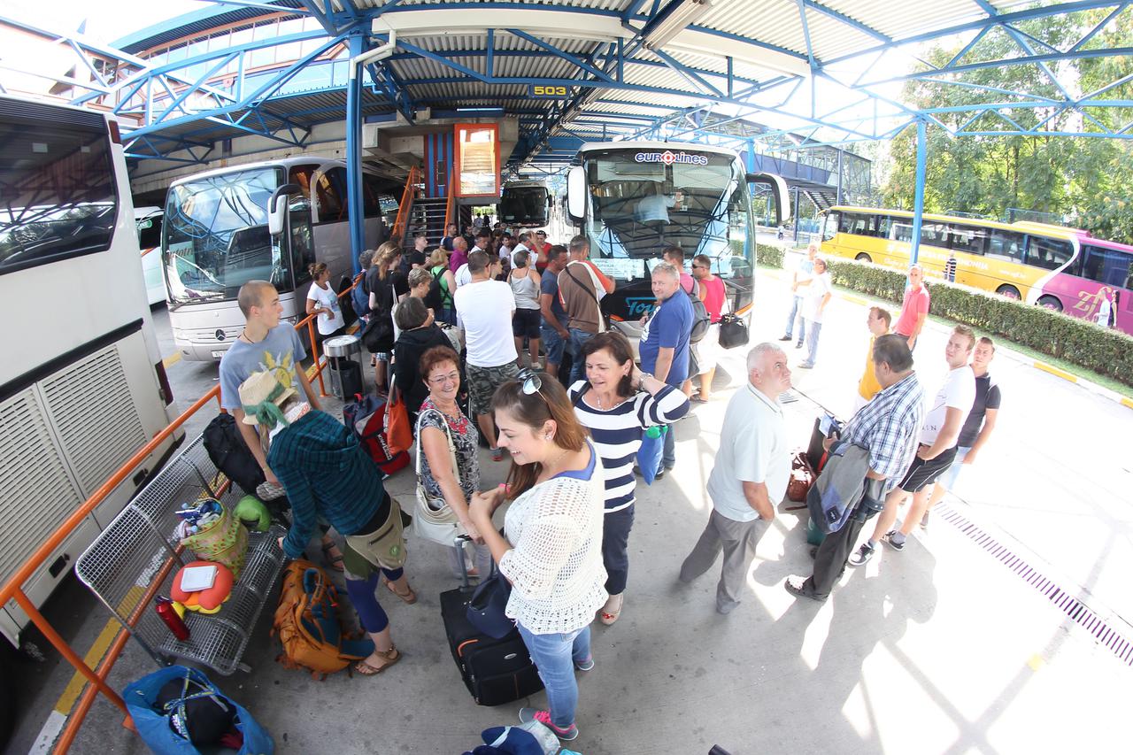 18.08.2015., Autobusni kolodvor, Zagreb - Mladi ljudi, ali i cijele obitelji trbuhom za kruhom u potrazi za poslom odlaze u Njemacku.  Photo: Boris Scitar/Vecernji list/PIXSELL