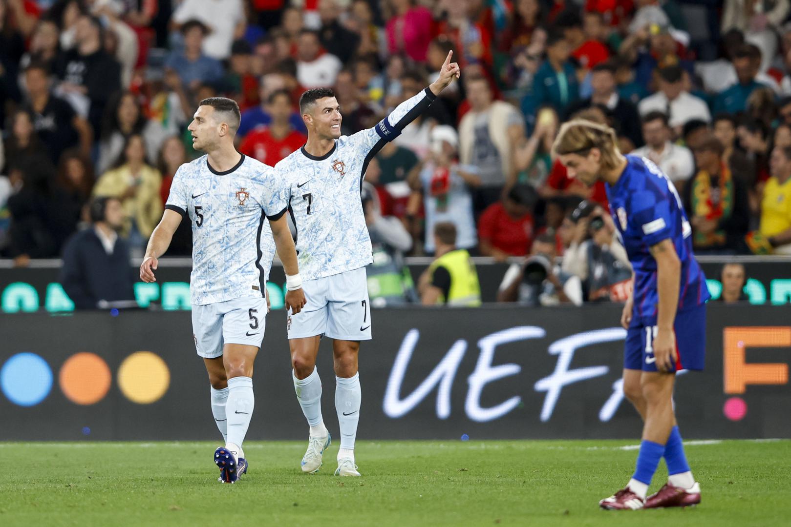 Jede šest manjih, proteinski bogatih obroka dnevno, uz naglasak na piletinu, ribu, povrće, avokado i kvinoju.
