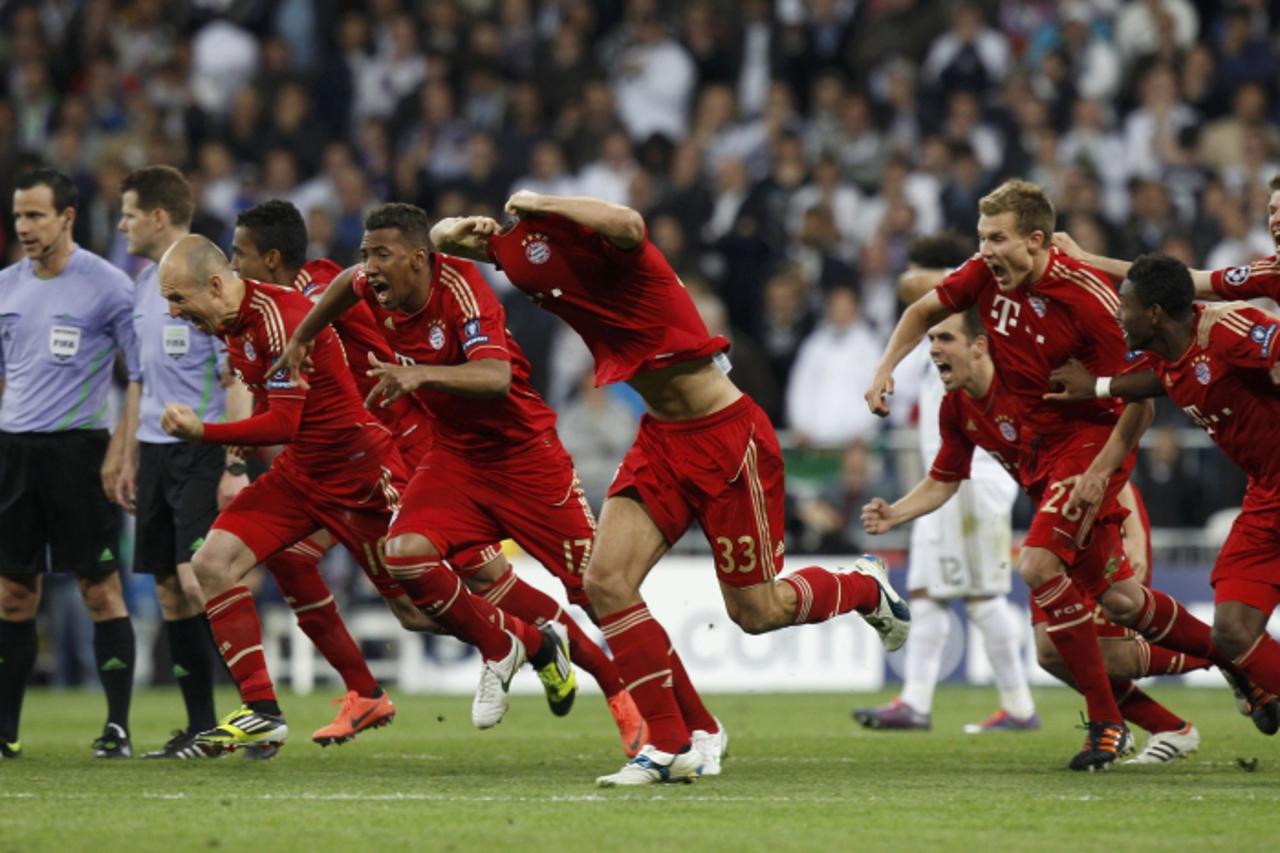 'Bayern Munich\'s players celebrate victory against Real Madrid after their Champions League semi-final second leg soccer match at Santiago Bernabeu stadium in Madrid, April 25, 2012.            REUTE