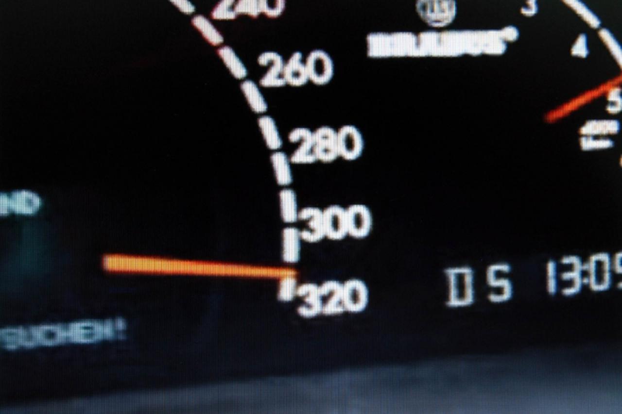 'brzina--051206 sl1 (kazaljka brzinomjera pokazuje gotovo maksimalnu  brzinu vozila,uz tekst B.Karakasa) snimio:ivica galovic   (slav.brod)'