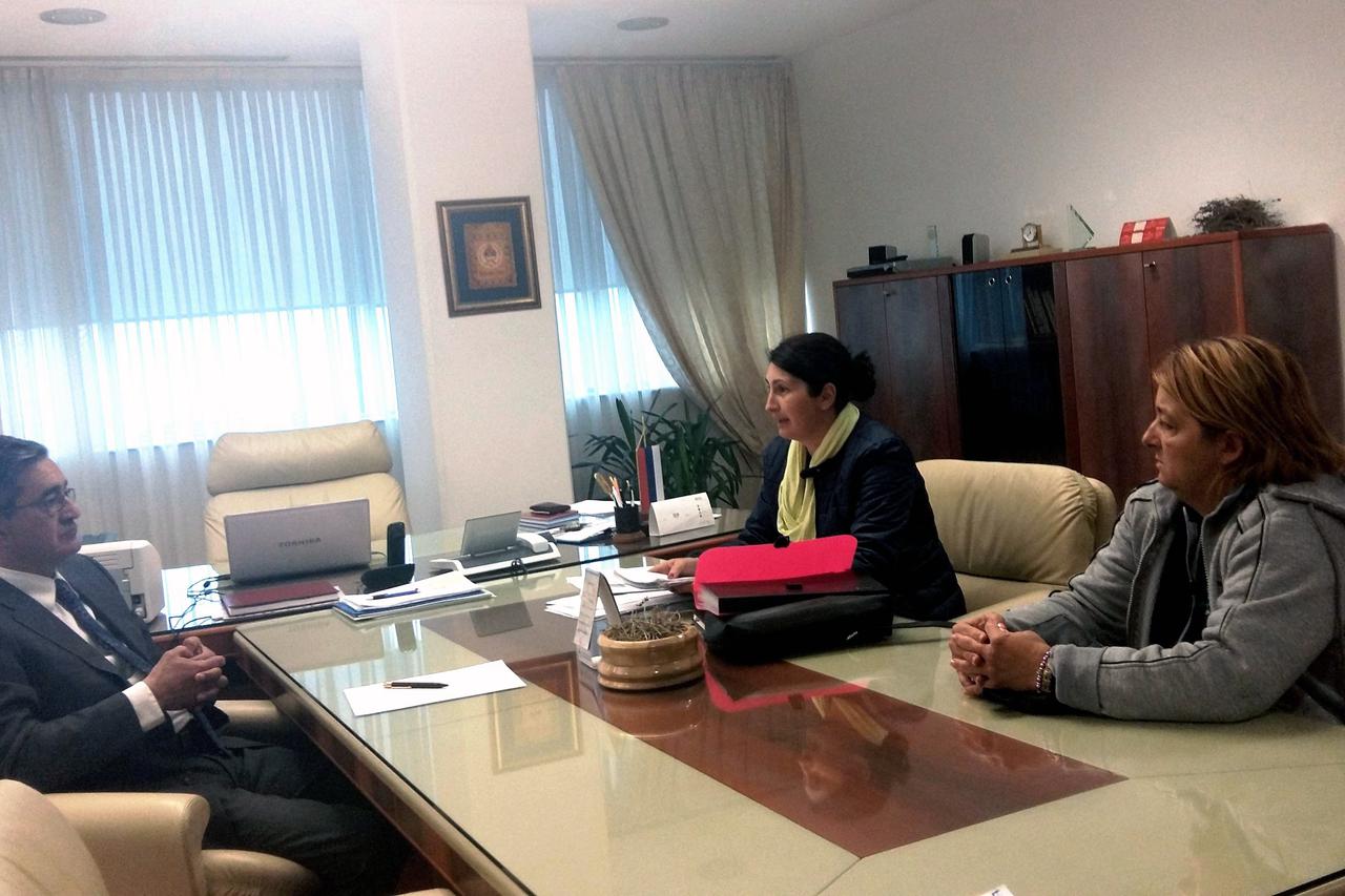 БАЊАЛУКА, 3. МАЈА /СРНА/ -  Министар правде Републике Српске Антон Касиповић са Жељком Зорић и Снежаном Бајић, супругама осуђених лица која казну затвора служе у КПЗ-у Зеница.