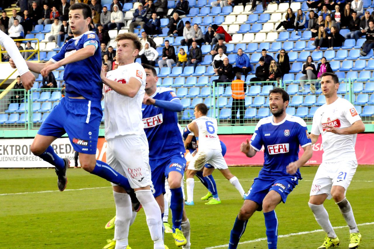 Siroki Brijeg, 4.3.2017. Siroki Brijeg - Radnik 2:2 (1:0) Domagoj Franic rukama gura s ledja Dinu Corica, no sudac je ostao 