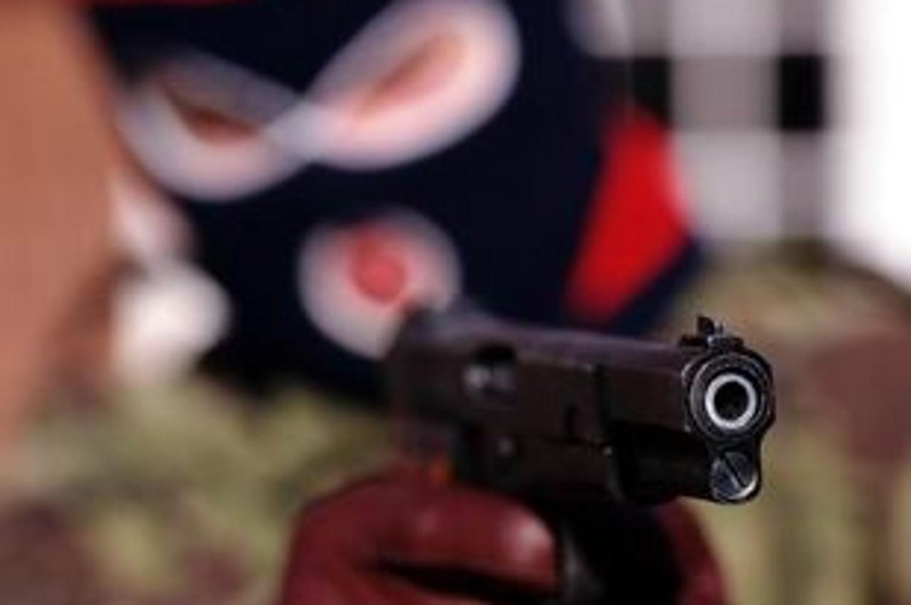 'pistolj, razbojnik'