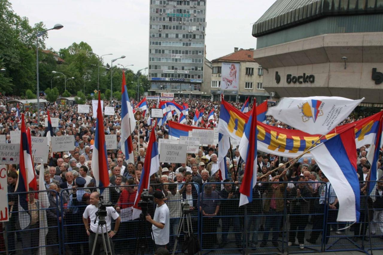 'Banja Luka 17.05.2005 . republika srpska Trg Krajine Miting 11 ne vladinih ogranizacija zbog pripajanja RS u BIH. Na mitingu je bilo oko 10 000 ljudi iz cijele RS.  Foto Dejan Moconja'