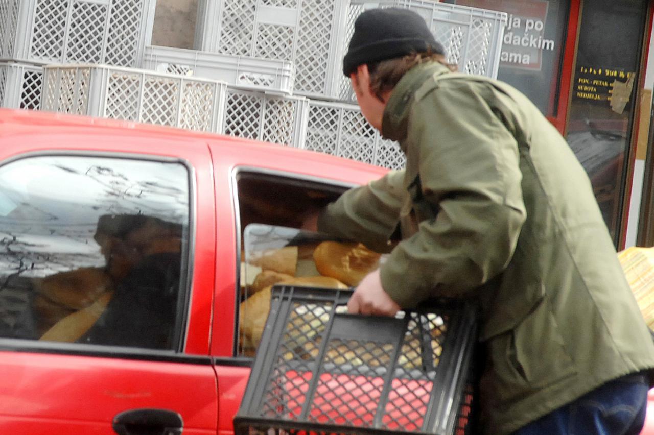 Automobili puni starig kruha