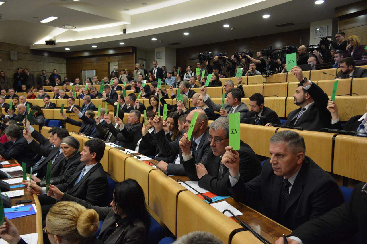SARAJEVO, 31. marta (FENA) - Novi sastav Vlade Federacije Bosne i Hercegovine potvrden je danas na vanrednoj sjednici Predstavnickog doma Parlamenta Federacije BiH i to sa 57 glasova 