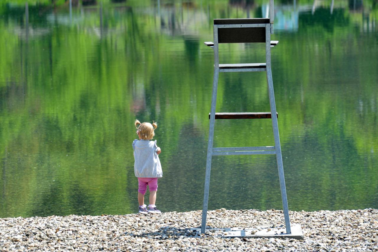 Djevojčica pored vode