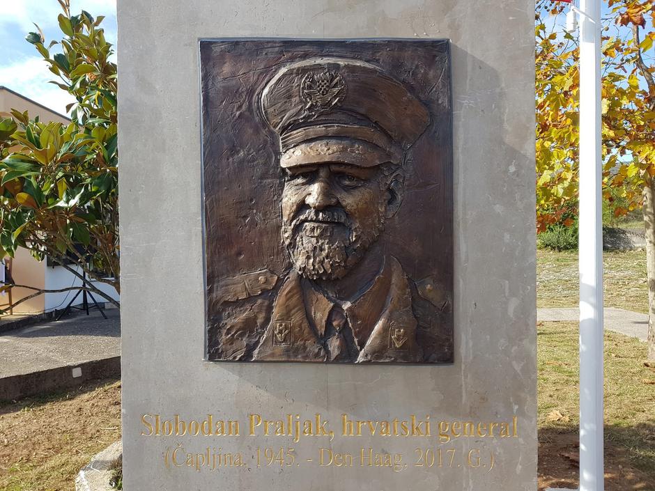 Spomenik Slobodanu Praljku