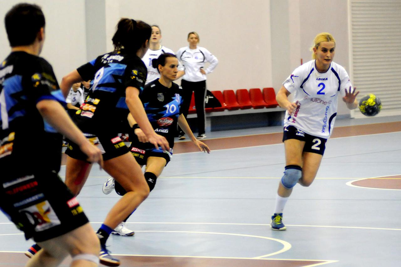 Grude, 9.4.2016. Grude Autoherc - Jedinstvo Adler 30:21 (13:12) Amanda Maric bjezi od Sanje Katic (10) i Zorice Boskovic (9) Snimio: Miljenko Karacic