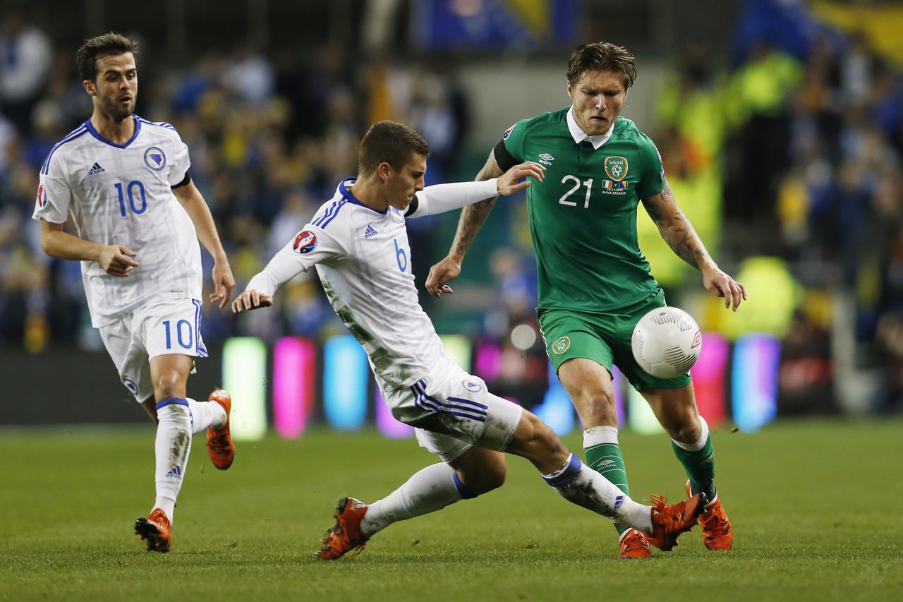 Football - Republic of Ireland v Bosnia  Herzegovina - UEFA Euro 2016 Qualifying Play-Off Second Leg - Aviva Stadium, Dublin, Republic of Ireland - 16/11/15 Republic of Ireland's Jeff Hendrick and Bosnia  Herzegovina's Ognjen Vranjes and Miralem Pjanic Ac