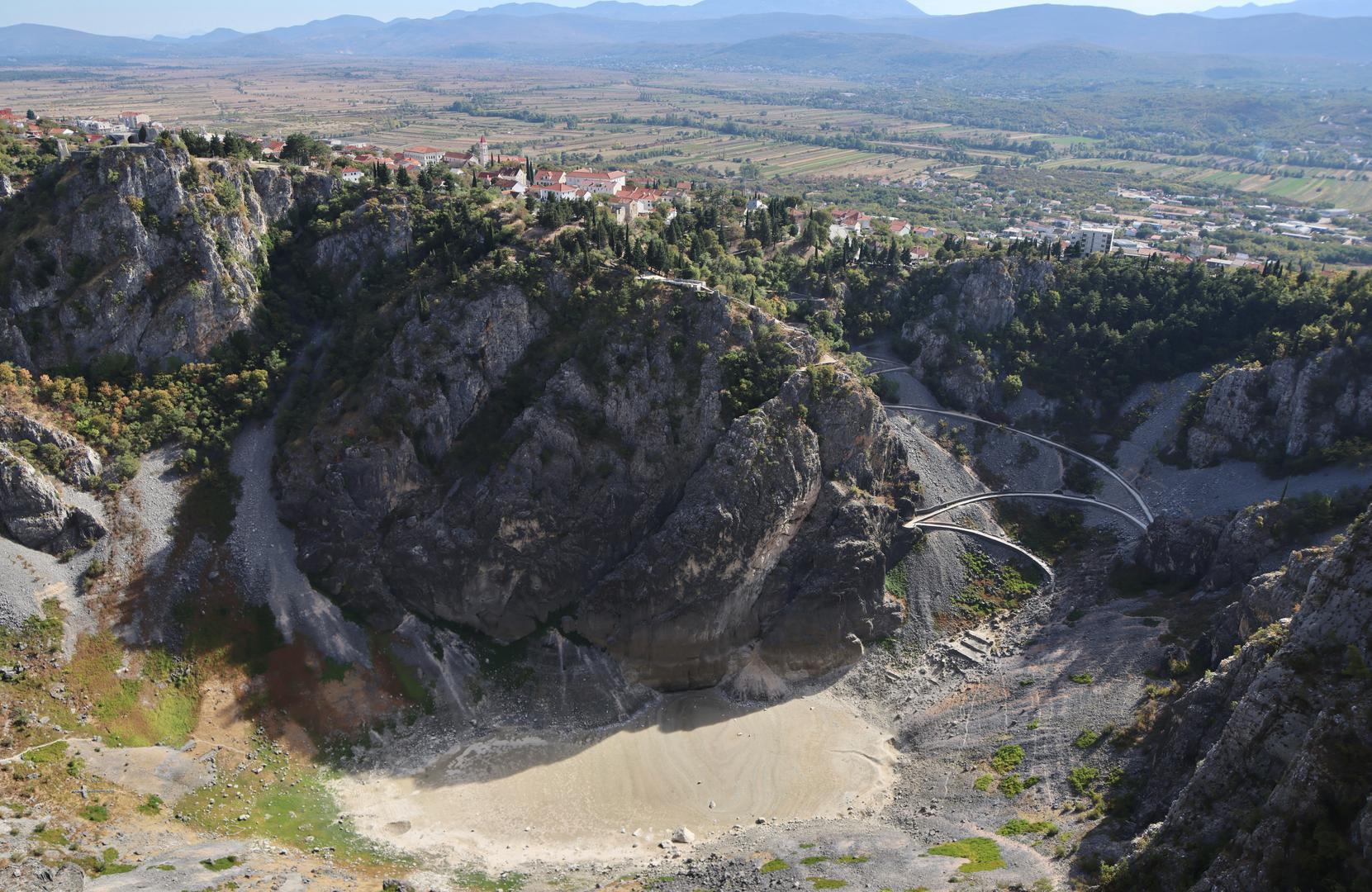Modro jezero kod Imotskog ostalo je bez vode nakon dugotrajnog sušnog razdoblja, a time se ponovno otvorila mogućnost odigravanja jedne od najneobičnijih nogometnih utakmica u Hrvatskoj. Ako vrijeme posluži, na dnu jezera trebali bi zaigrati Vilenjaci i Vukodlaci.
