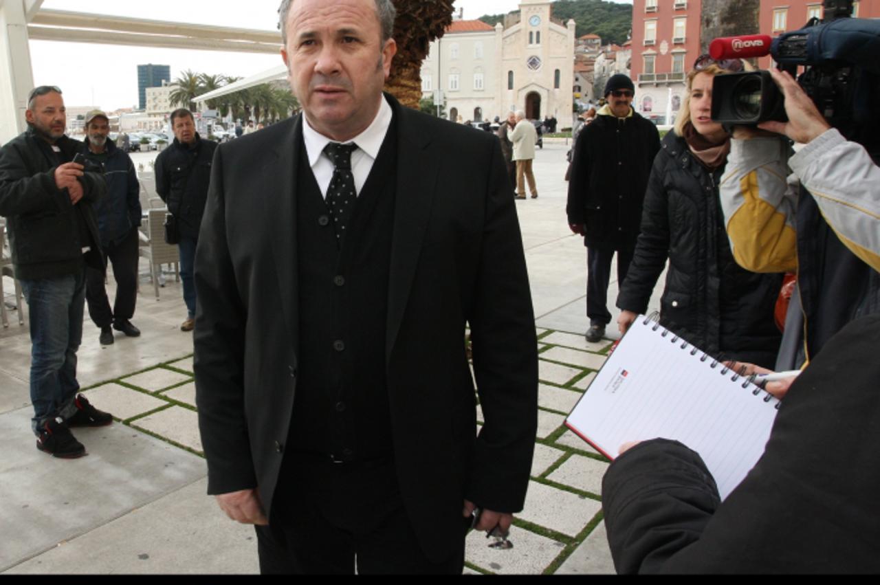 '22.01.2012., Split - Zeljko Kerum obratio se novinarima nakon glasovanja na referendumu o ulasku Hrvatske u Europsku uniju i objasnio zasto je za ulazak drzave u EU.   Photo: Ivo Cagalj/PIXSELL'