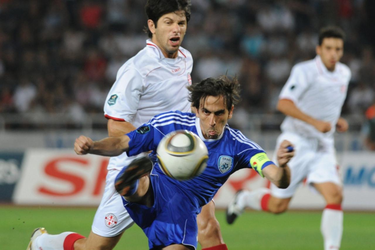\'Israeli Yossi Benayoun (C) vies with Georgian Levan Kobiashvili (L) during their Euro 2012 group F qualifying match on September 7, 2010 in Tbilisi. AFP PHOTO / DMITRY KOSTYUKOV\'