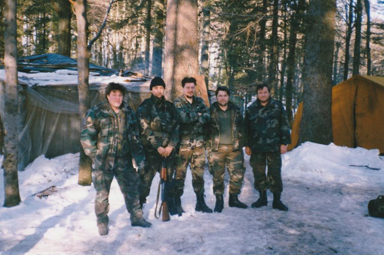 Slobodan Mufić (u sredini) sa suborcima na Kapeli u zimu 1995.