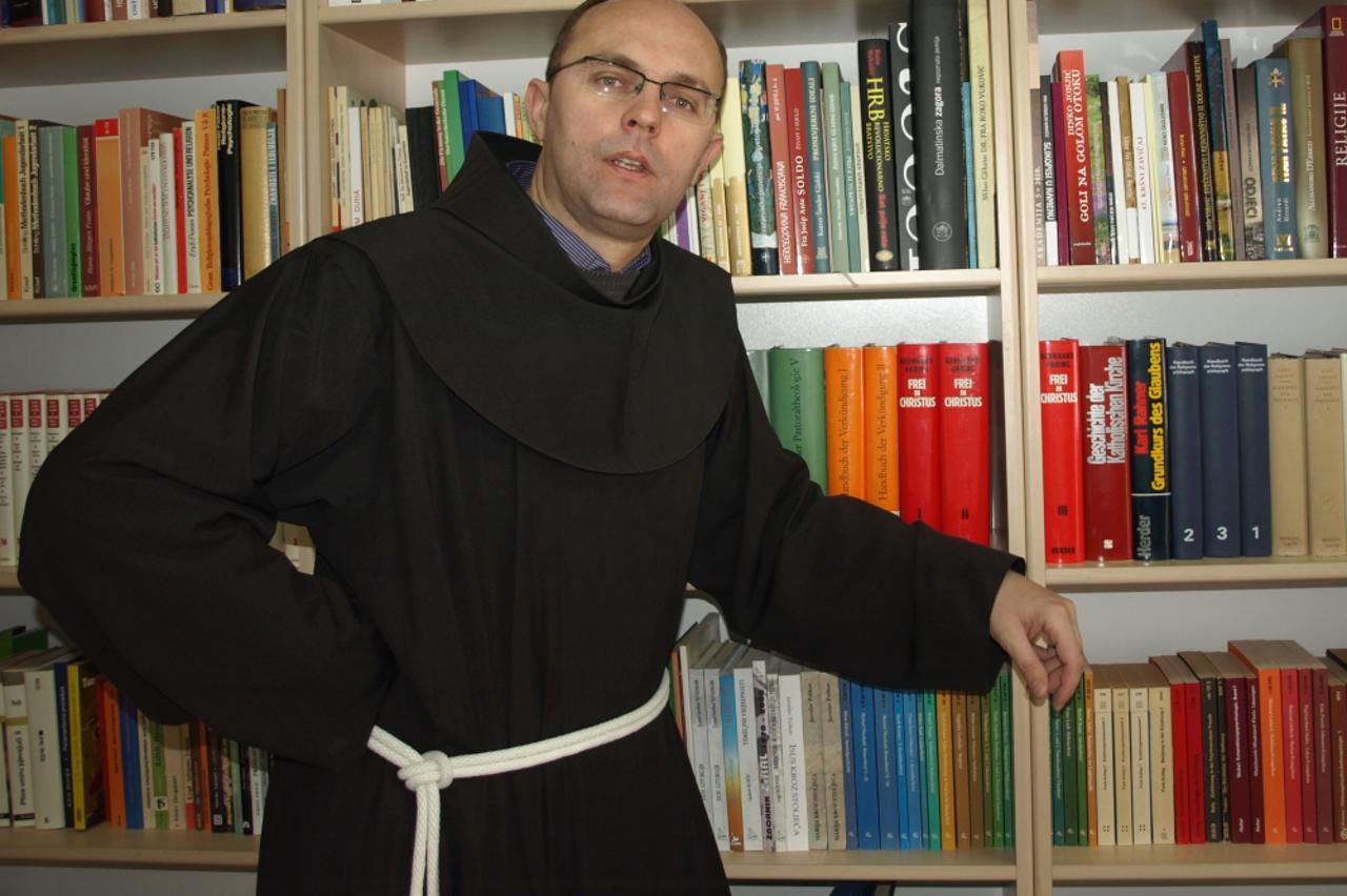 Fra Mario Knezović