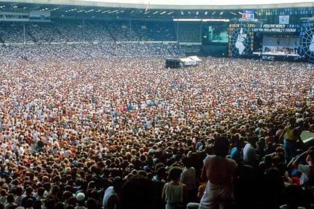 Сколько зрителей было на концерте. Концерт Live Aid 1985 Queen. Queen концерт на стадионе Уэмбли. Концерт Фредди Меркьюри на стадионе Уэмбли в 1986. Куин 1985 стадион Уэмбли.