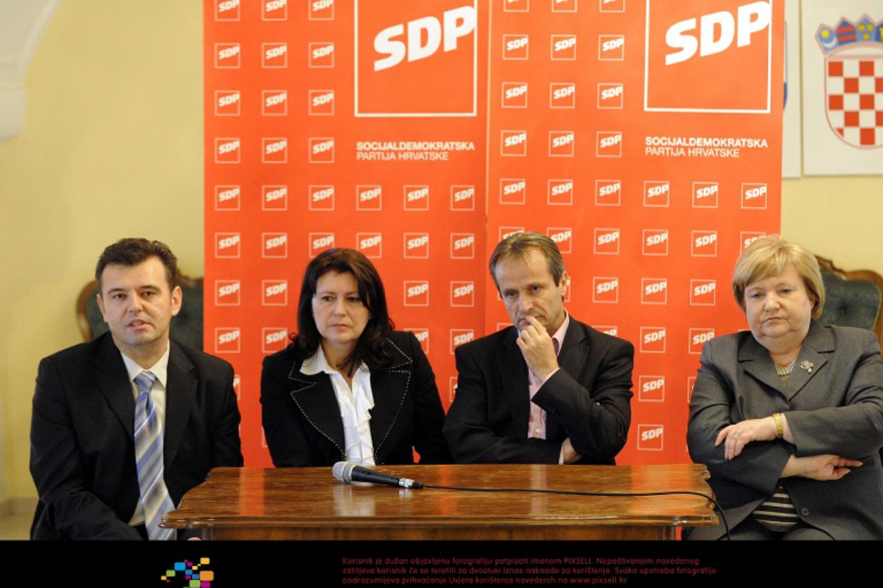'16.12.2011., Cakovec - Predsjednik medjimurskog SDP-a i medjimurski zupan Ivan Perhoc, osvrnuo se na minule izbore i predstavio medjimurske SDP-ove saborske zastupnike. S lijeva: Mario Moharic; Nadic