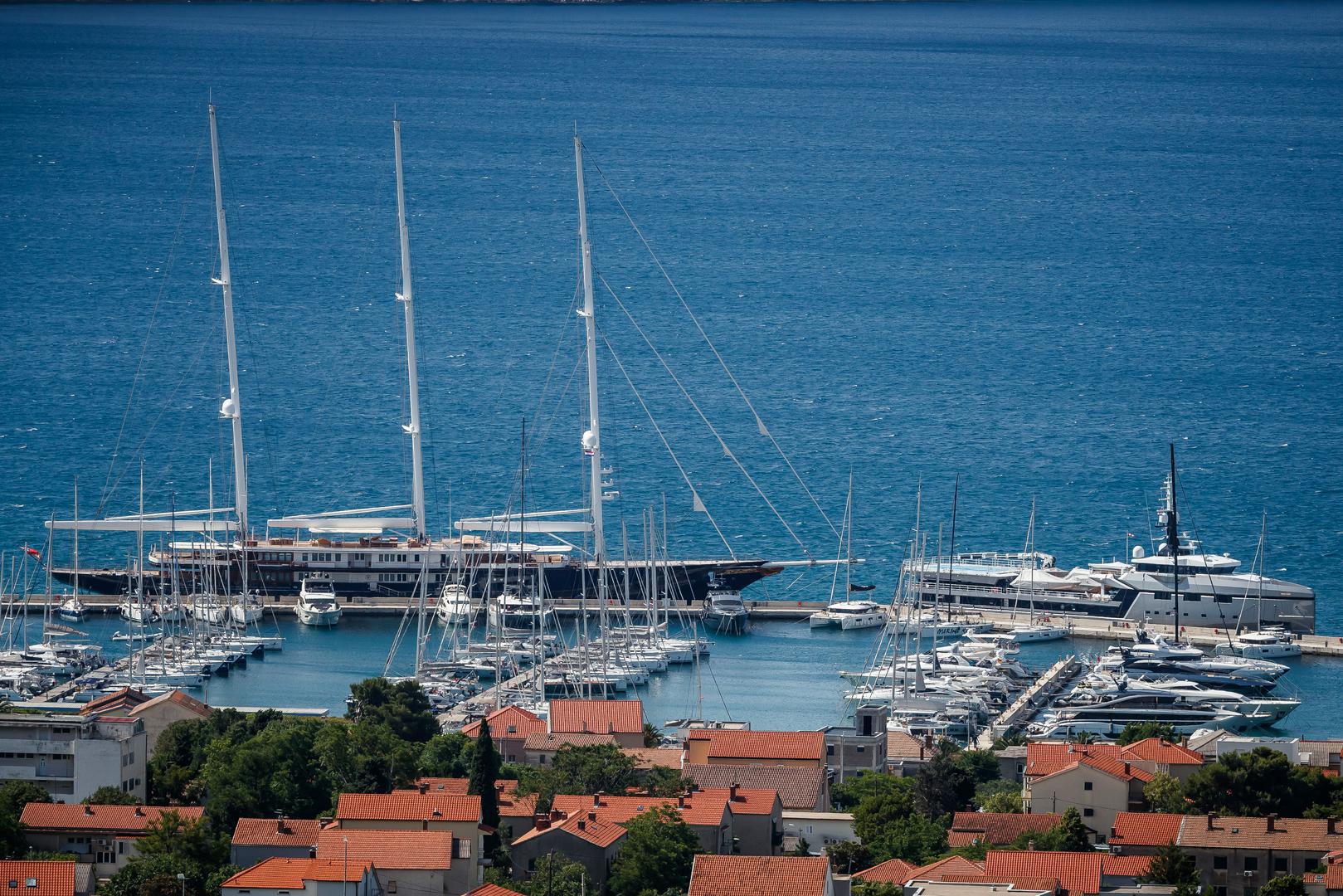 Ova impozantna motorna jahta dugačka je 75,25 metara, a izgrađena je 2023. godine u renomiranom nizozemskom brodogradilištu Damen Yachting.
