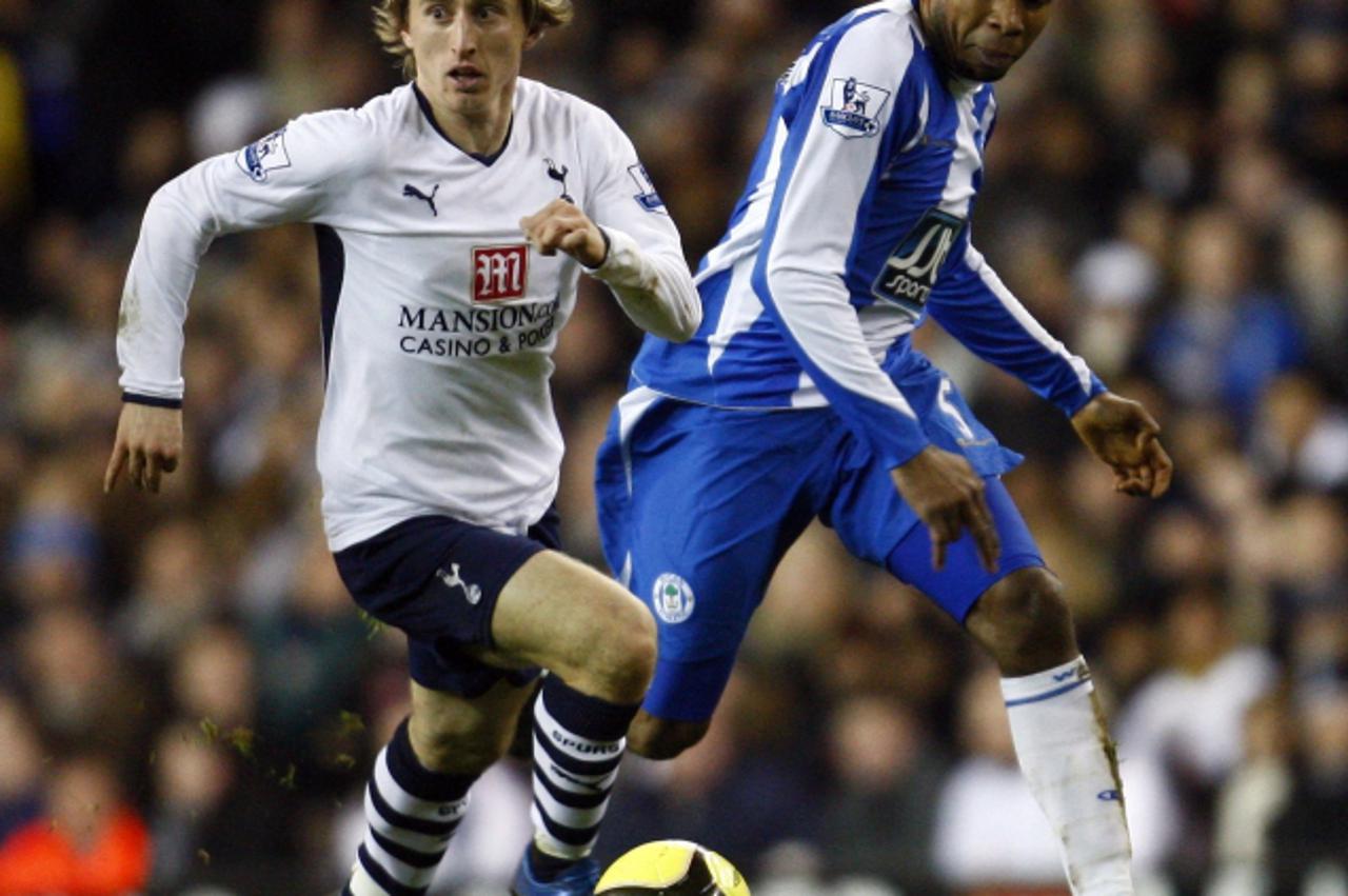 \'Luka Modric (L) of Tottenham Hotspur challenges Wigan Athletic\'s Wilson Palacios during their English FA Cup third round soccer match at White Hart Lane in London January 2, 2009.     REUTERS/Eddie
