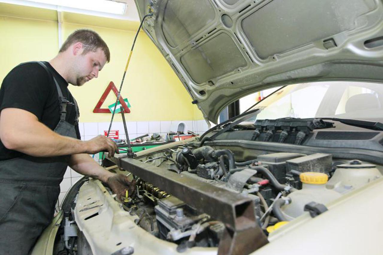automehaničar,motor