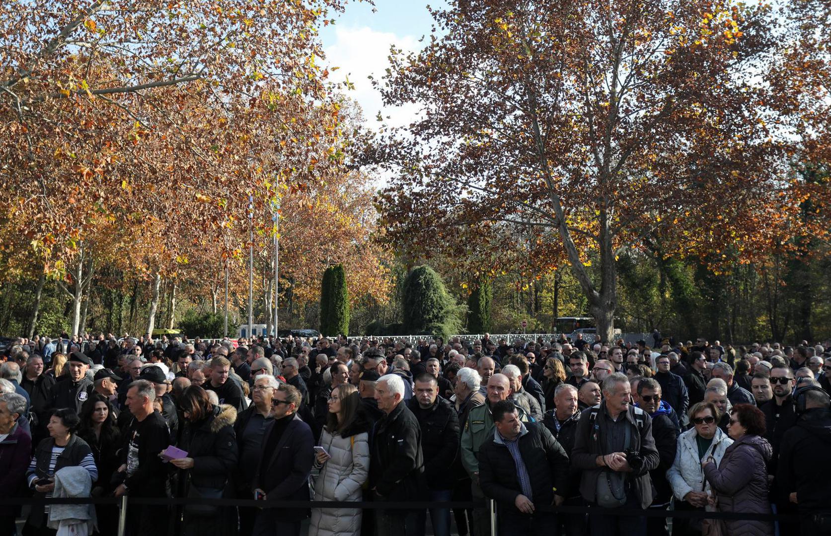 Tomo Medved je prvi upisao svoje ime u knjigu žalosti na Memorijalnom groblju žrtava Domovinskog rata, dok je majka Nicoliera, Lyliane, a bratom Paulom i rodbinom došla pred lijes i poklonila se svome sinu.