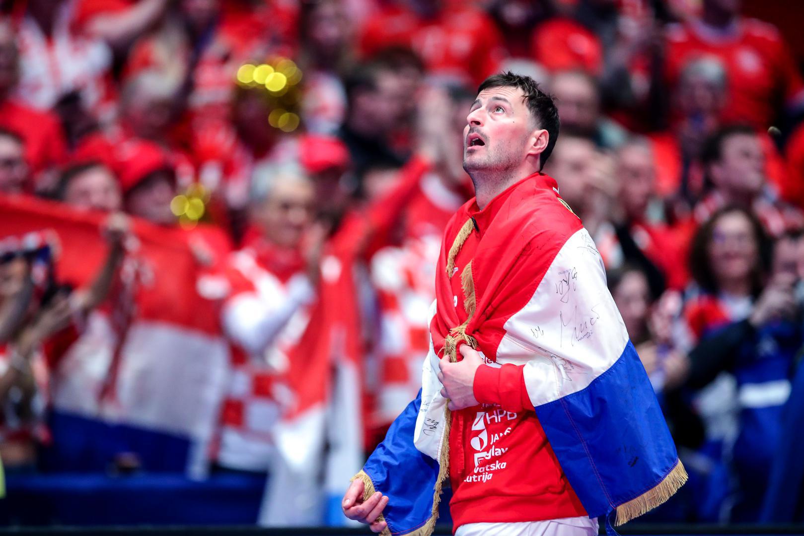 Domagoj Duvnjak djelovao je pomalo tužno, možda zato što mu je ovo bila posljednja utakmica u dresu Hrvatske...
