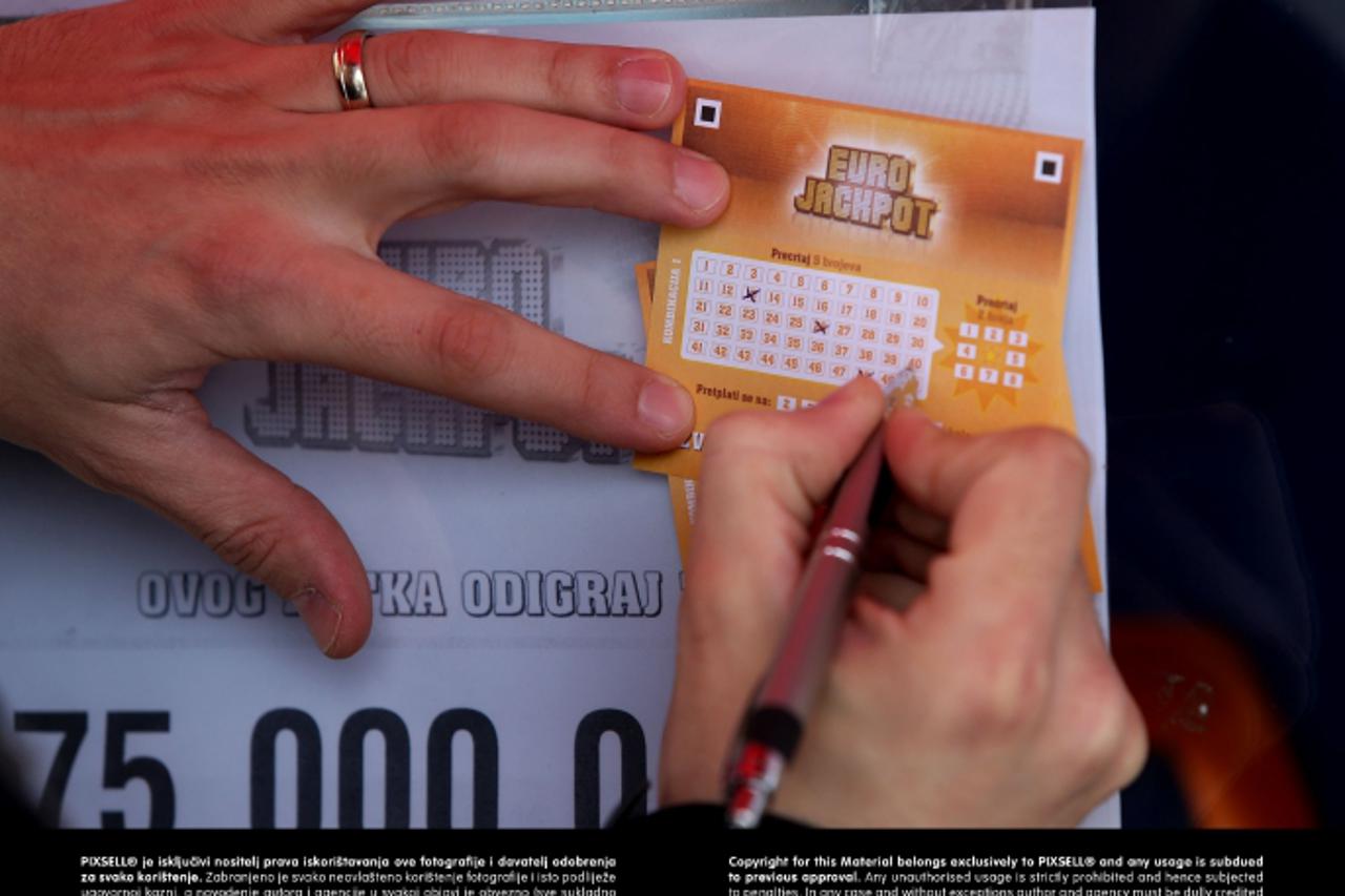 '30.01.2013., Zagreb - Lutrija  Euro Jackpot u kojoj sudjeluju stanovnici 14 drzava po prvi puta se izvlaci u Hrvatskoj te trenutni jackpot iznosi 75 milijuna kuna. Photo: Marko Lukunic/PIXSELL'