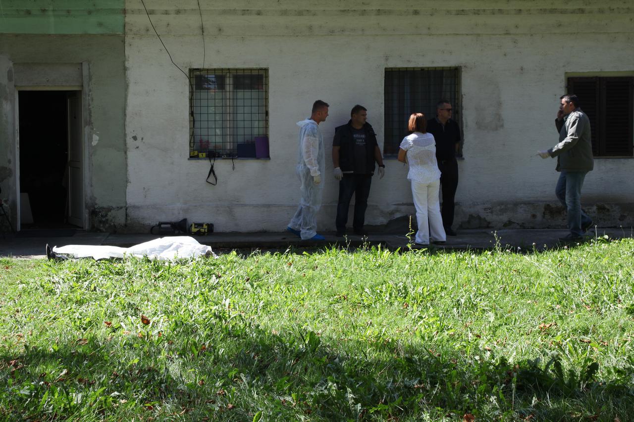 23.09.2015., Sisak - Muskarac (59) preminuo je oko 11 sati u Ladjarskoj 11. Ocevidom je utvrdjeno da ga je drugi muskarac izbo nozem. Sukobu je prethodila svadja, a kumovao mu je i alkohol.  Phorto: Edina Zuko/PIXSELL
