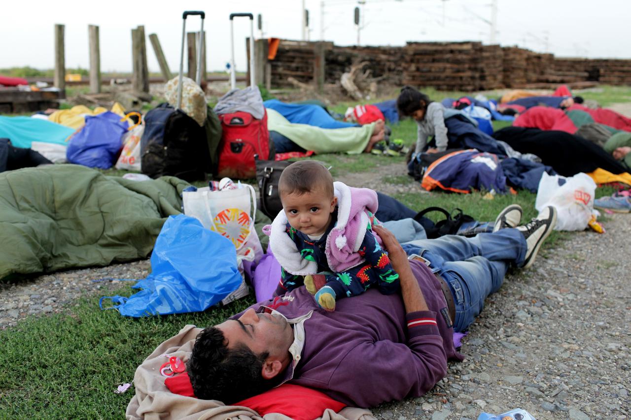 17.09.2015., Tovarnik - Izbjeglice su nocas preplavile Tovarnik. Policija je pustila ljude na zeljeznicu stanicu u Tovarniku gdje cekaju vlak od kuda bi trebali krenuti prema Zagrebu. Oko 5000 izbjeglica nocas je ilegalno uslo u RH te je Hrvatska postala 