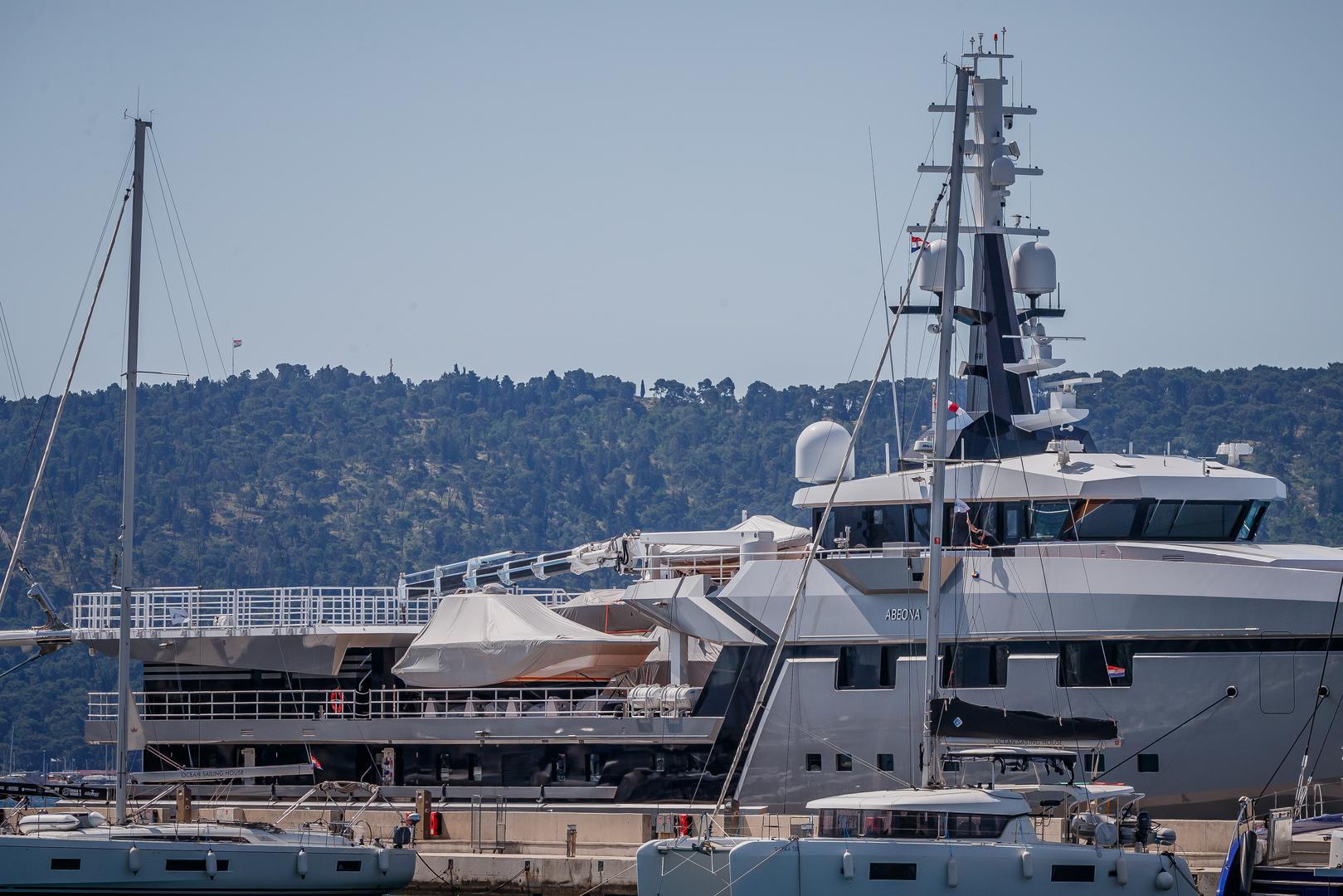 Premda nije na prodaju, često je tema stručnih članaka i luksuznih jahting magazina – do sada je zabilježena u čak 20 foto galerija i 12 specijaliziranih objava.