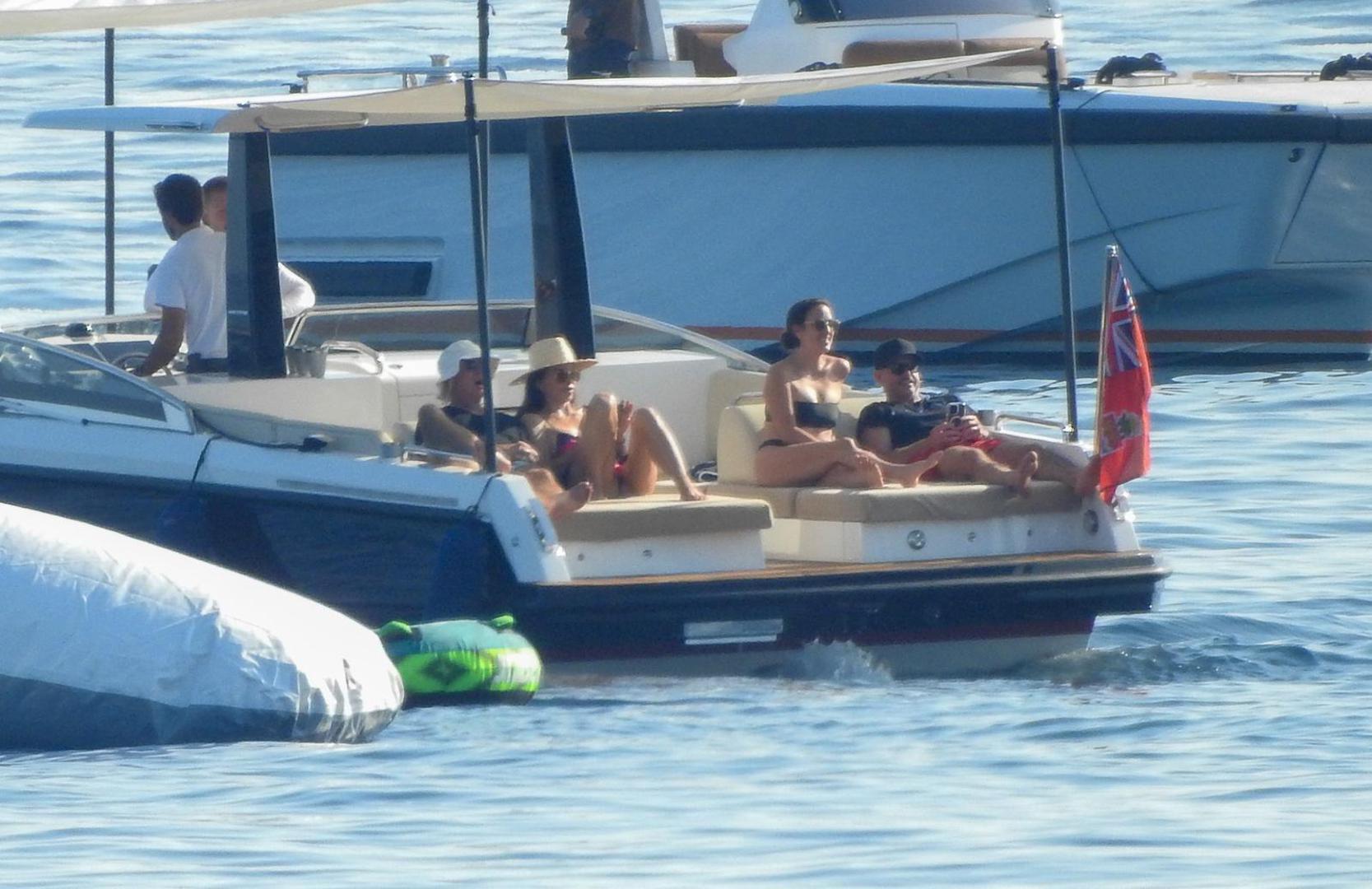 Naime, poznato je da slavni par, prije odlaska u Veneciju gdje će biti izreći sudbonosno 'da', uživa u krstarenju, a prvo su bili u Dalmaciji, da bi ih sad ekskluzivno fotoreporteri Pixsella snimili na Cresu.