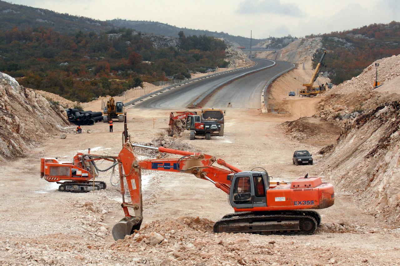 17.10.2008.,Autocesta A1 Dalmatina,radovi na dionici Zagvozd-Ravca.Autocesta A1, koja ce kada bude gotova spajati sjever i krajnji jug Hrvatske, od Zagreba preko Splita do Dubrovnika. Photo: Zoran Grizelj/Vecernji list