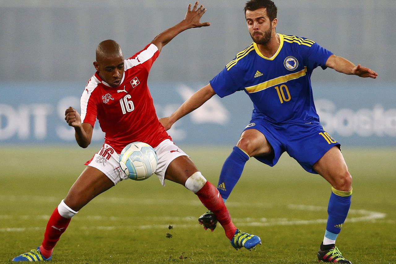 Football Soccer - Switzerland v Bosnia and Herzegovina - International Friendly - Letzigrund Stadium, Zurich, Switzerland - 29/03/16 Switzerland's Gelson Fernandes and Bosnia and Herzegovina's Miralem Pjanic in action REUTERS/Arnd Wiegmann