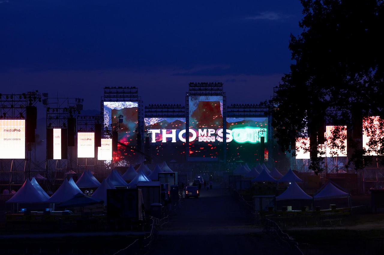 pripreme za koncert Thompsona