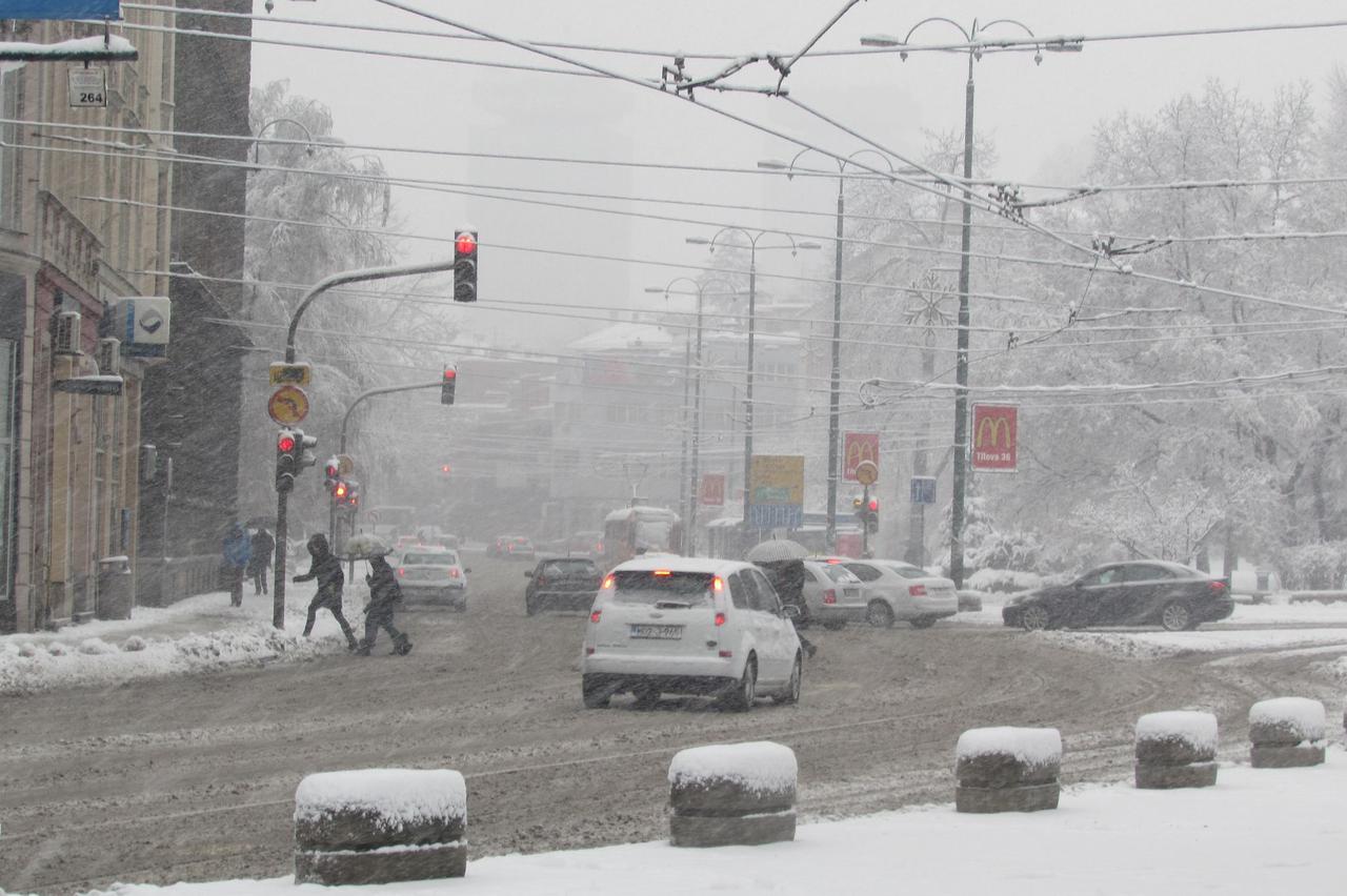 SARAJEVO, 3. januara (FENA) - Prvi ovogodiÅ¡nji snijeg upotpunio je prazniÄni dekor u glavnom gradu Bosne i Hercegovine. Iako su ekipe zimske sluÅ¾be na terenu i rade na ÄiÅ¡Äenju saobraÄajnica, vozaÄi moraju biti oprezni zbog joÅ¡ nedovoljno oÄiÅ¡Ä