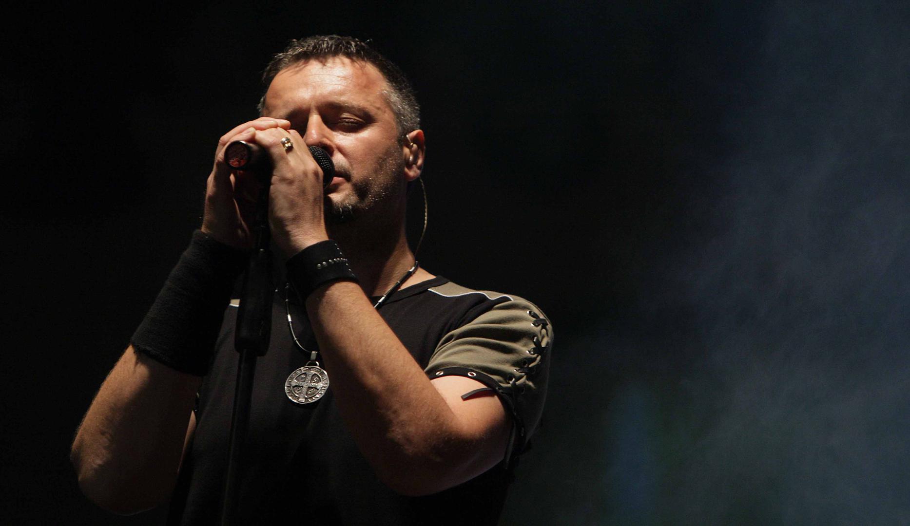 Zahvaljujući "Čavoglavama" ali i pjesmi "Zmija me za srce ugrizla" postao je popularan, a na fotografijama u galeriji možete vidjeti kako se mijenjao tijekom godina.