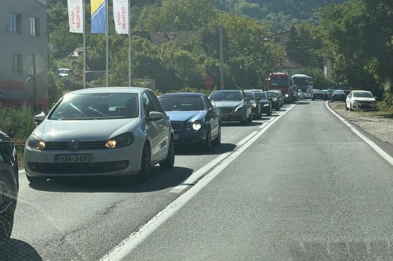 kolona na cesti