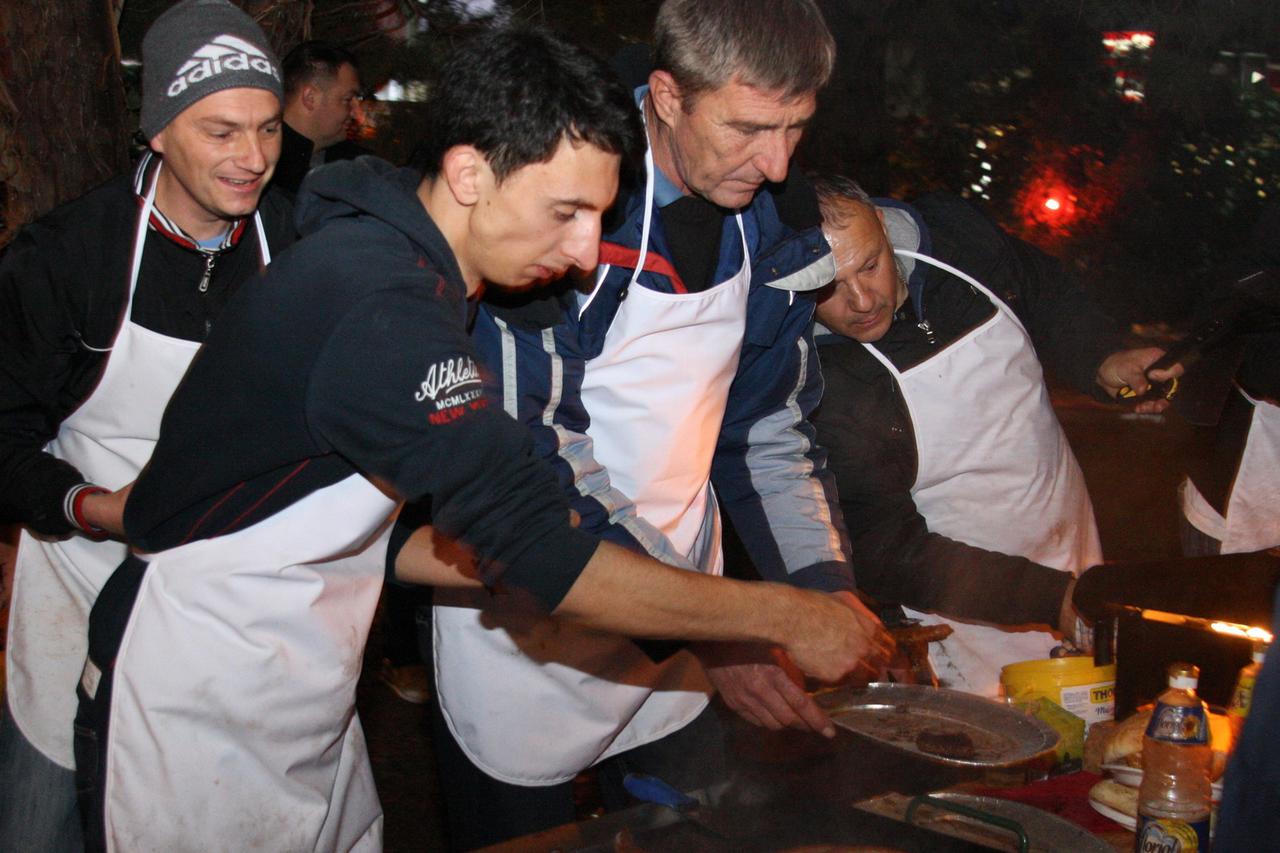MileÄani su na prvu nedjelju Adventa bili domaÄini i spremali gastrospecijalitete.Medjugorje, 30.11.2015.Snimio:Marijan SivriÄ