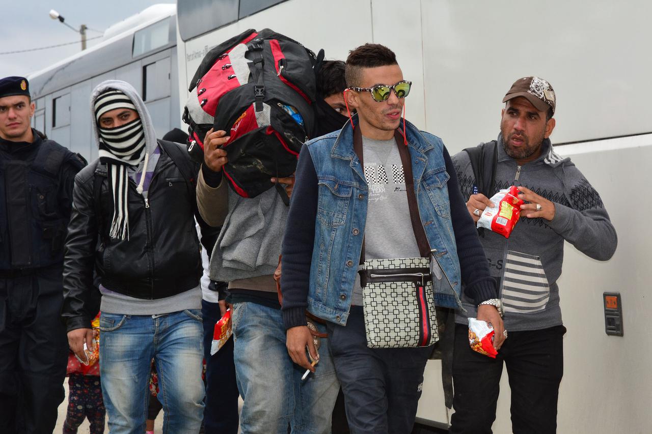 26.09.2015., Strosinci - Izbjeglice su pocele pristizati iz Srbije novim koridorom kroz sumu pokraj Strosinaca. Prevoze ih u grupama autobusima do vlaka koji stoji tridesetak kilometara dalje na robnom terminalu RO-LO Spacva, potom odlaze vlakom u Madjars