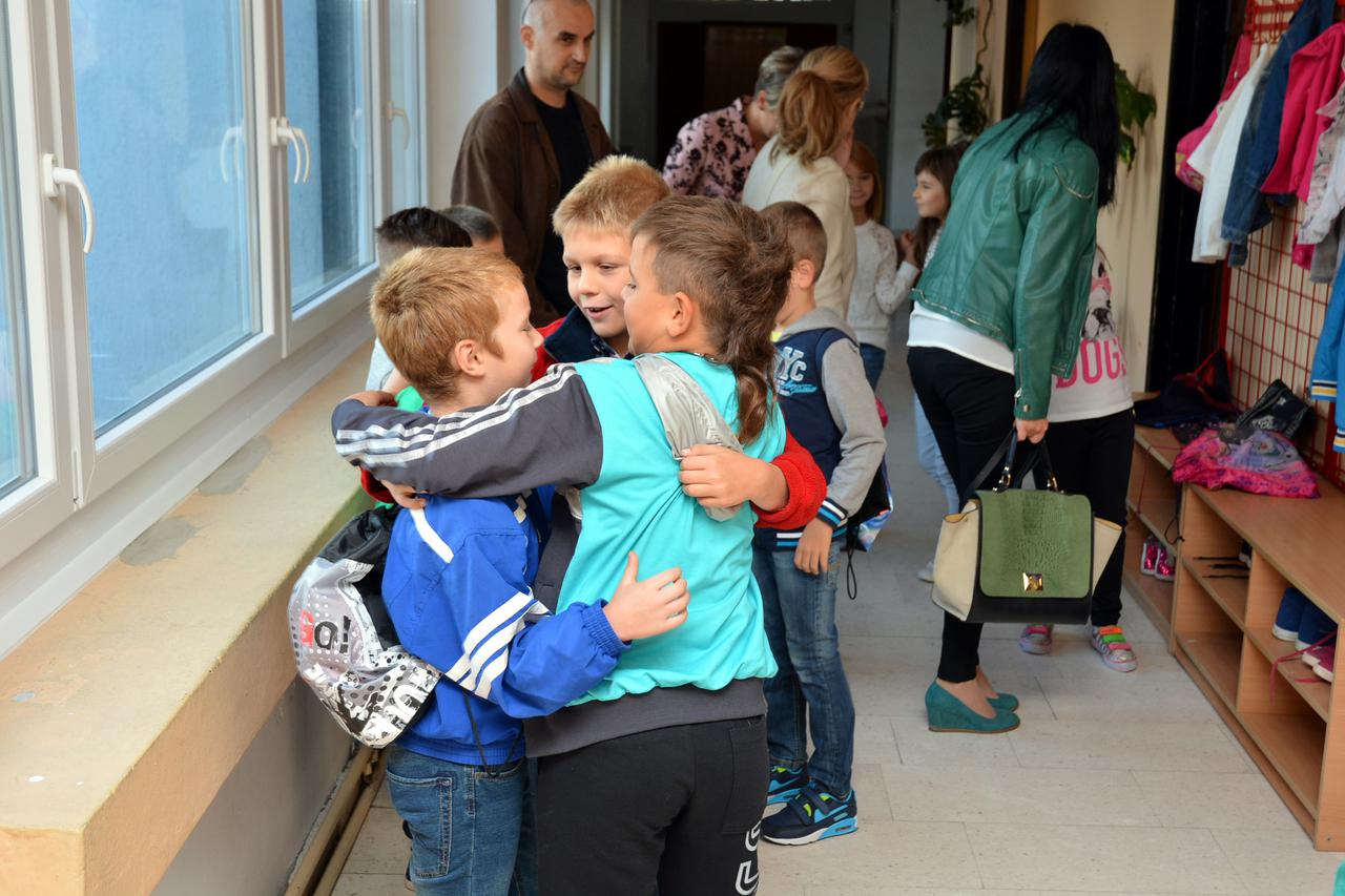 07.09.2015., Bjelovar, I. Osnovna skola - Pocetak nove skolske godine obiljezio dolazak ucenika u skolu, koji su nakon ljetnih praznika iznova sjeli u skolske klupe.  Photo: Damir Spehar/PIXSELL