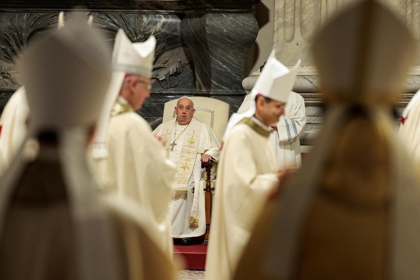 Preminuo je papa Franjo, prvi latinoamerički poglavar Rimokatoličke Crkve. Sada se Kardinalski zbor priprema za okupljanje u Vatikanu na konklavi koja će oblikovati budućnost Crkve. 

