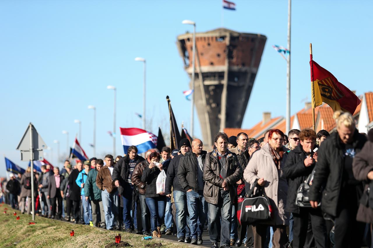 18.11.2014., Vukovar - Dan sjecanja na zrtvu Vukovara 1991. - 2014. pod sloganom Vukovar - mjesto posebnog pijeteta. 23. je obljetnica stradavanja i zrtve Vukovara u Domovinskom ratu. Sudionici Kolone sjecanja prolaze ulicama grada do Memorijalnog groblja